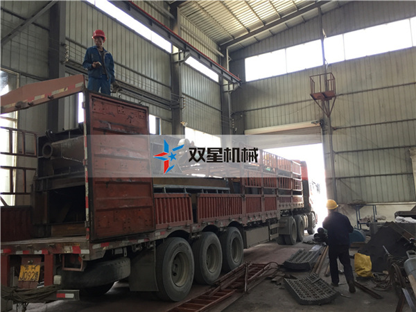 <a href='http://www.ji-guang.cn/1/100.html' target='_blank'><span>廢鐵撕碎機</span></a>設備1200型發貨現場