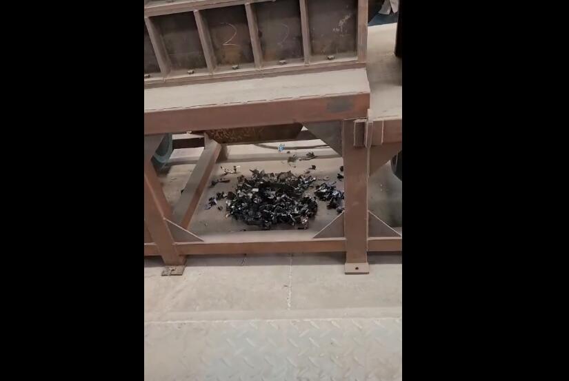 金屬撕碎機廠家撕碎處理油桶油漆桶鐵皮料現場