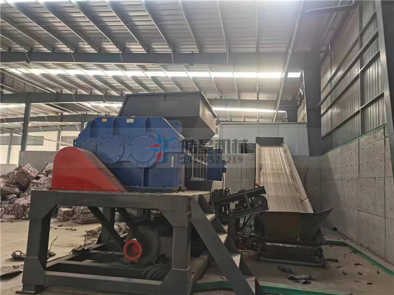廢鋁型材撕碎機<a href='http://www.ji-guang.cn/1/19.html' target='_blank'><span>雙軸撕碎機</span></a>設備生產(chǎn)現(xiàn)場實拍
